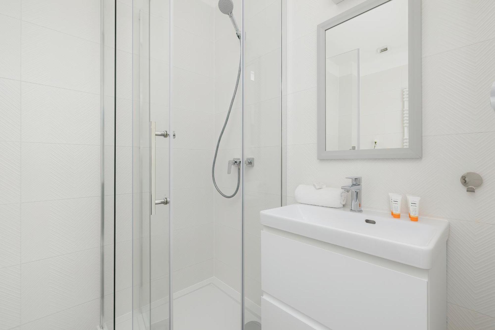 Comfortable With Parking In By Renters Apartment *