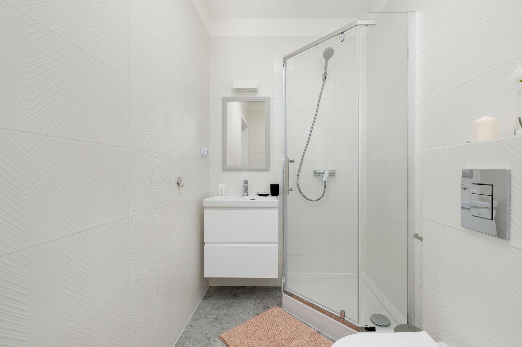 Comfortable With Parking In By Renters Apartment *