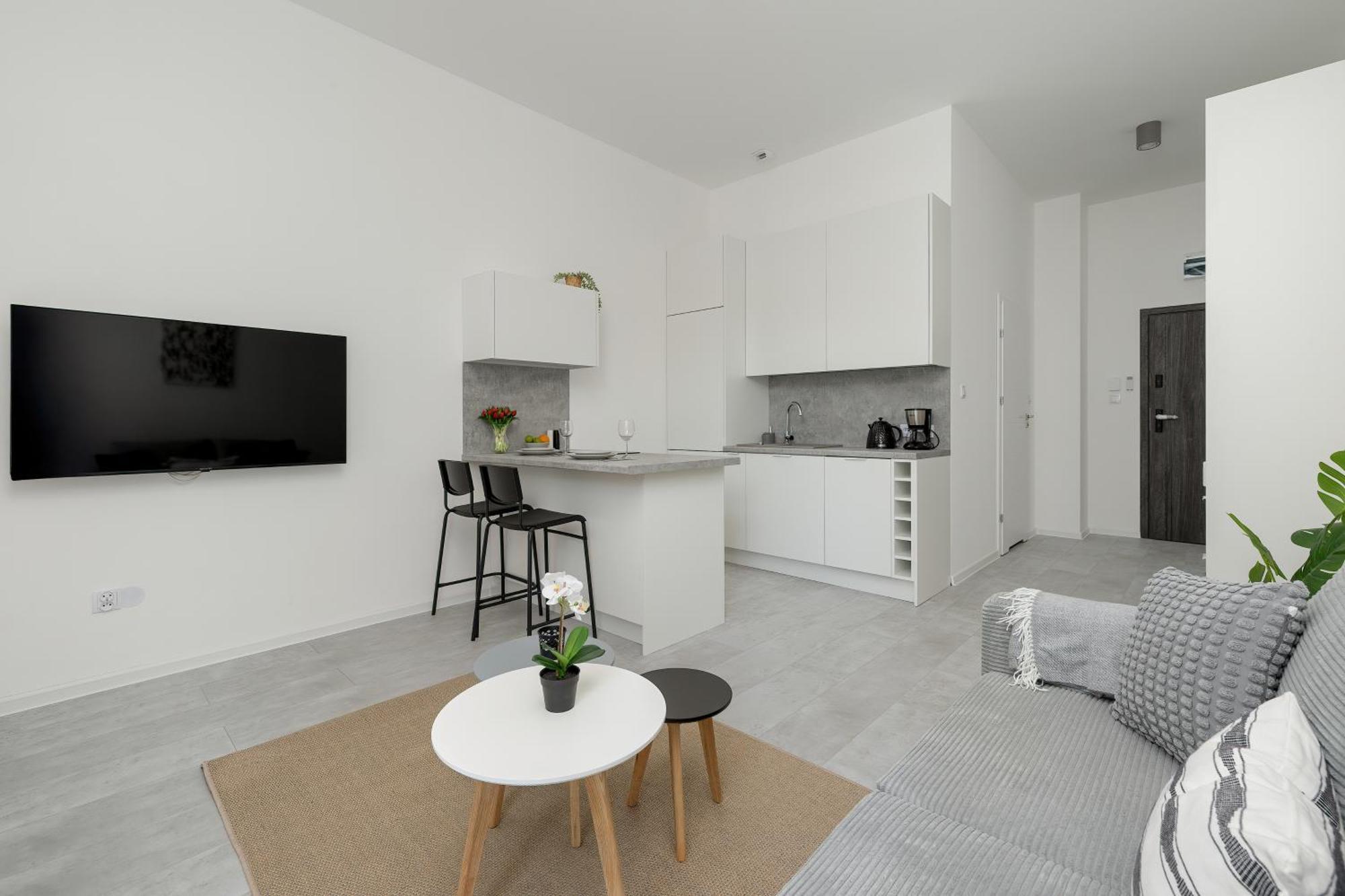 Apartment Comfortable With Parking In By Renters